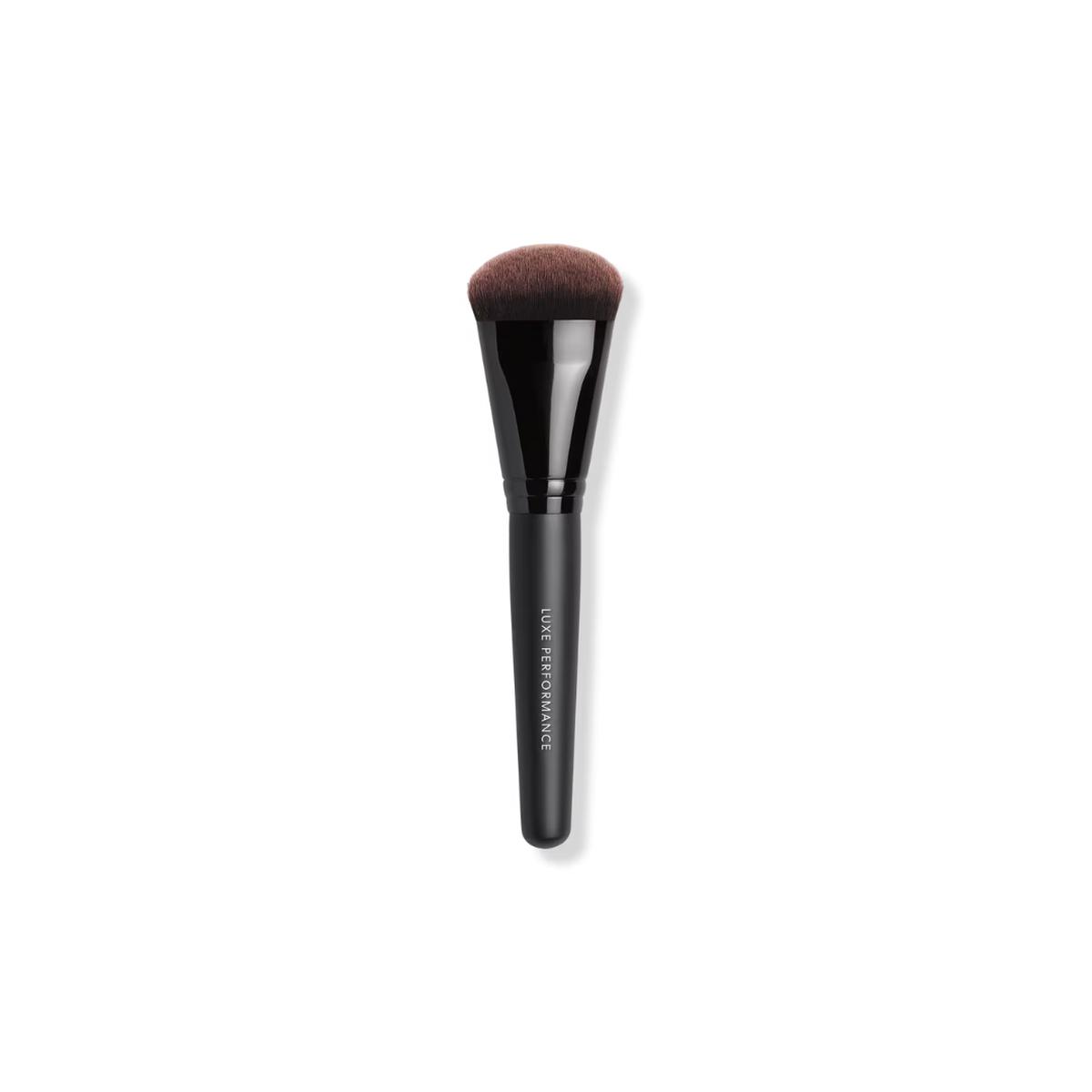 luxe-performance-foundation-brush